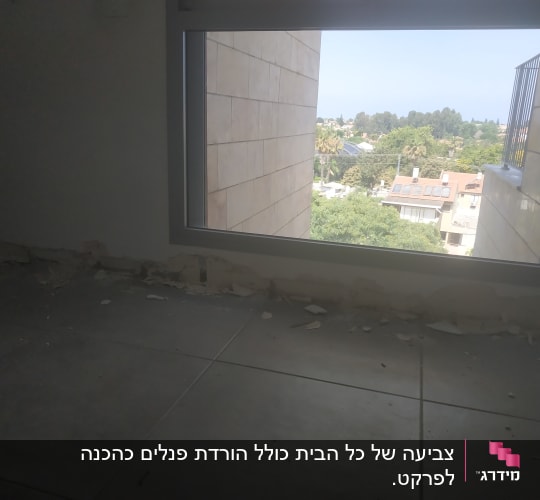 קיר עם טיח מתקלף ליד חלון גדול